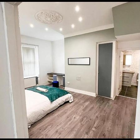 Lovely 1-Bedroom Apartment, Free Street Parking Newcastle Upon Tyne Esterno foto