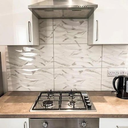 Lovely 1-Bedroom Apartment, Free Street Parking Newcastle Upon Tyne Esterno foto