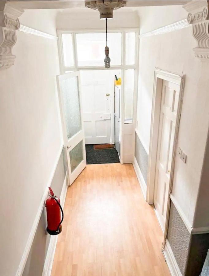 Lovely 1-Bedroom Apartment, Free Street Parking Newcastle Upon Tyne Esterno foto