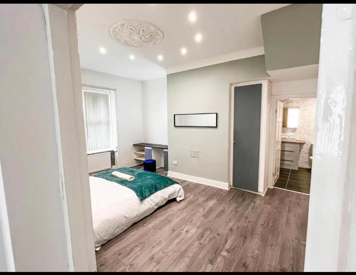 Lovely 1-Bedroom Apartment, Free Street Parking Newcastle Upon Tyne Esterno foto