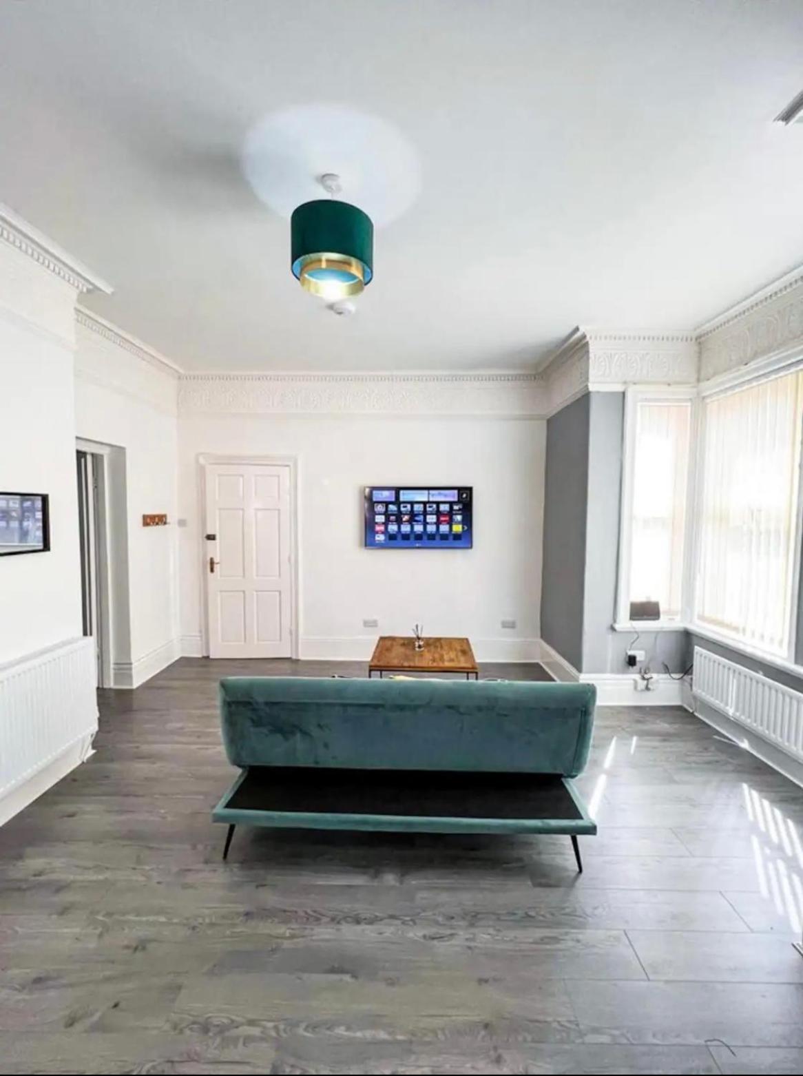 Lovely 1-Bedroom Apartment, Free Street Parking Newcastle Upon Tyne Esterno foto