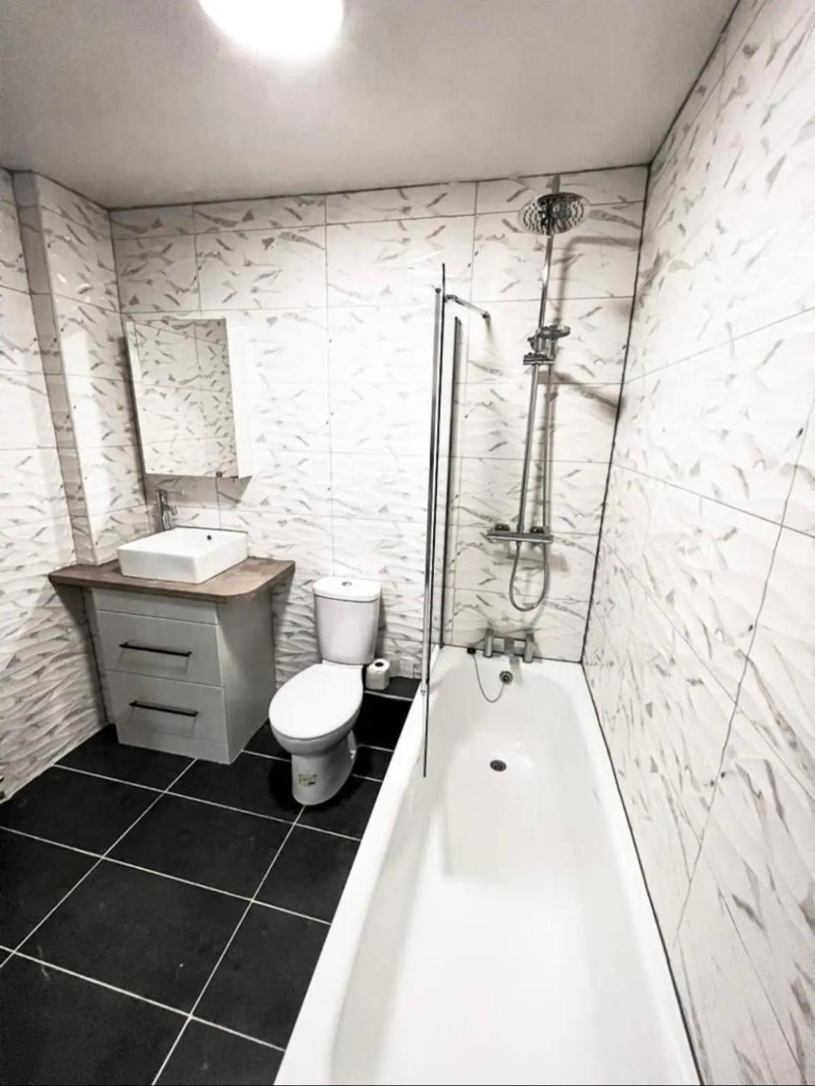 Lovely 1-Bedroom Apartment, Free Street Parking Newcastle Upon Tyne Esterno foto