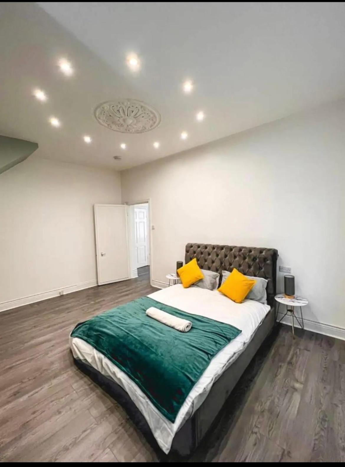 Lovely 1-Bedroom Apartment, Free Street Parking Newcastle Upon Tyne Esterno foto